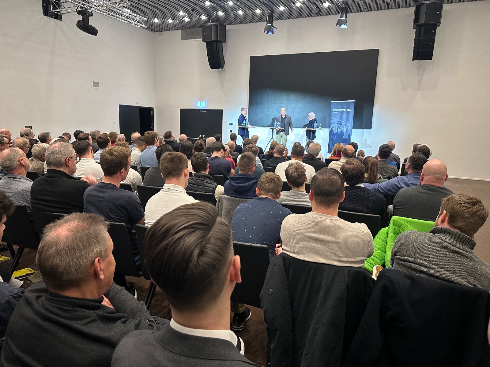 Der Nebelspalter geht mit «Bern einfach live» häufig on tour. Hier in der Swiss Life Arena in Zürich.